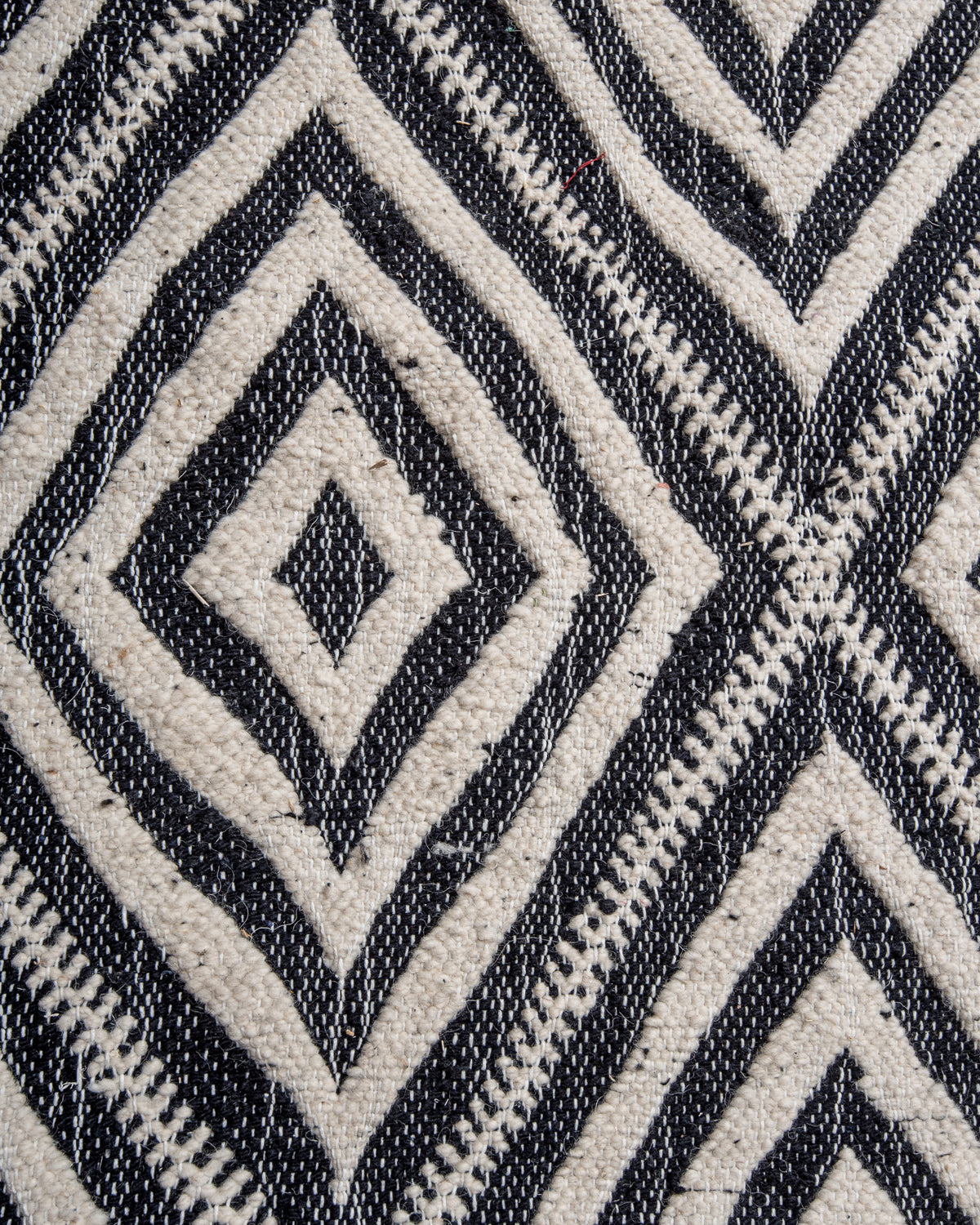 Modern, handcrafted Berber runner rug from Morocco. Flat-woven Kelim carpet in black and white design. Made of 100% wool.